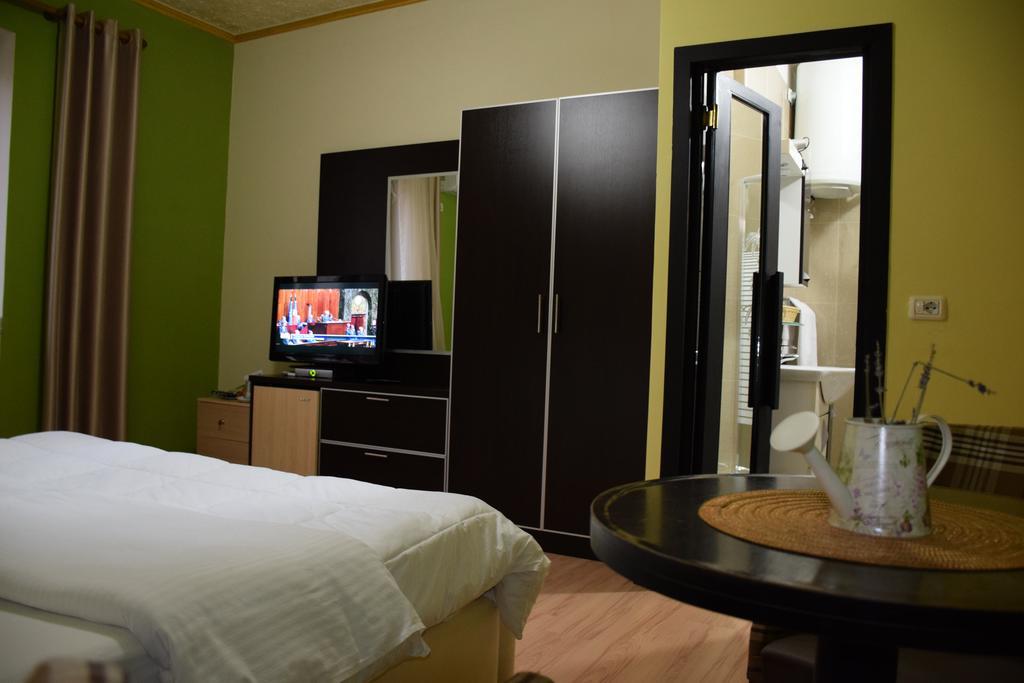 Hotel Eagle Tirana Bagian luar foto