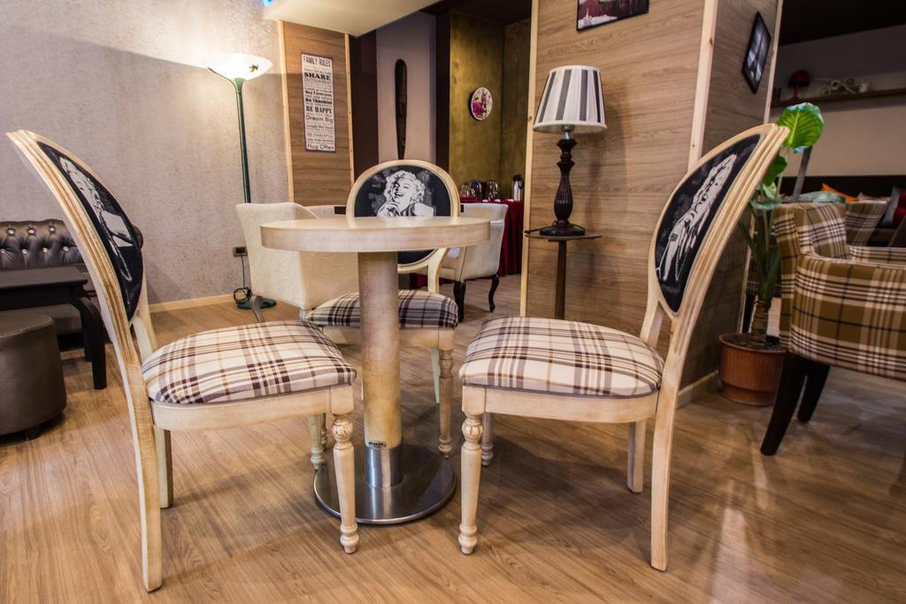 Hotel Eagle Tirana Bagian luar foto