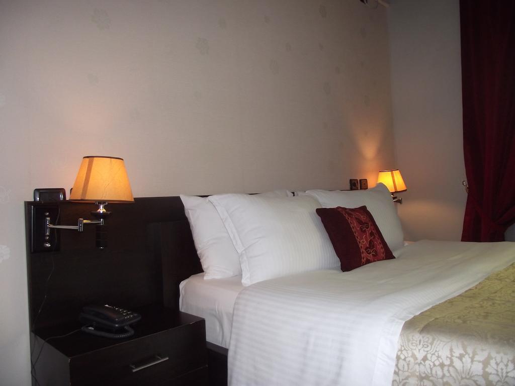 Hotel Eagle Tirana Bagian luar foto