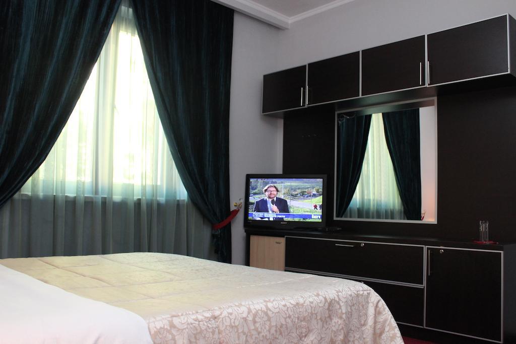 Hotel Eagle Tirana Bagian luar foto