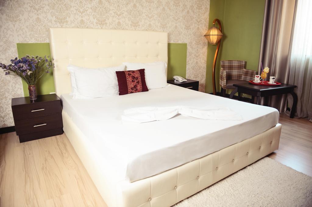 Hotel Eagle Tirana Bagian luar foto