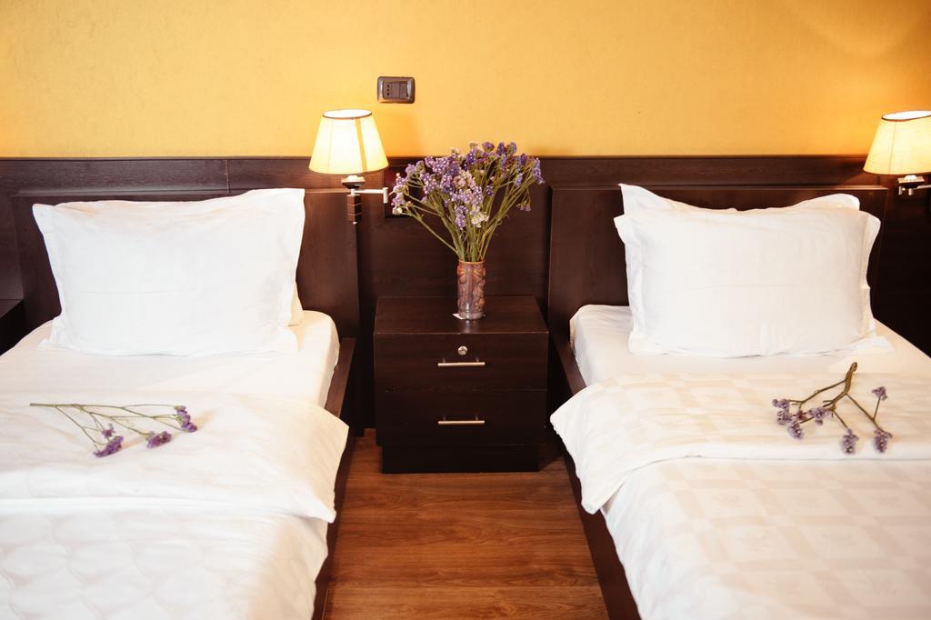 Hotel Eagle Tirana Bagian luar foto