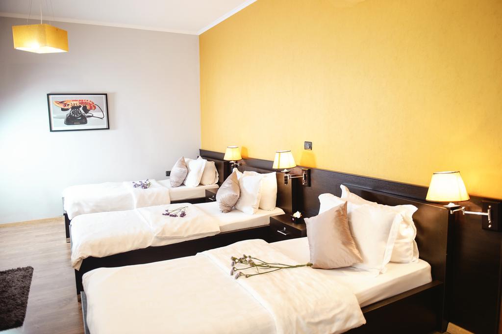 Hotel Eagle Tirana Bagian luar foto