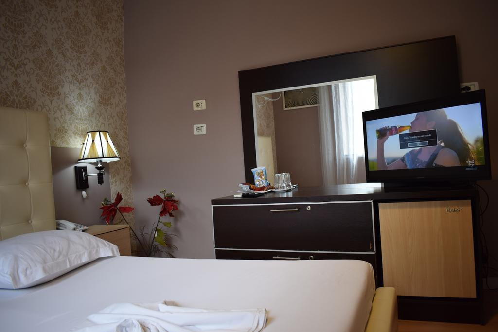 Hotel Eagle Tirana Bagian luar foto