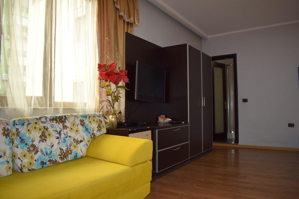Hotel Eagle Tirana Bagian luar foto