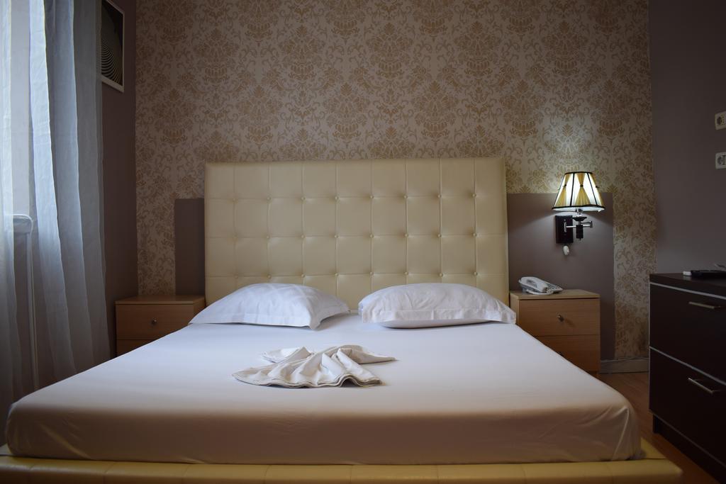 Hotel Eagle Tirana Bagian luar foto
