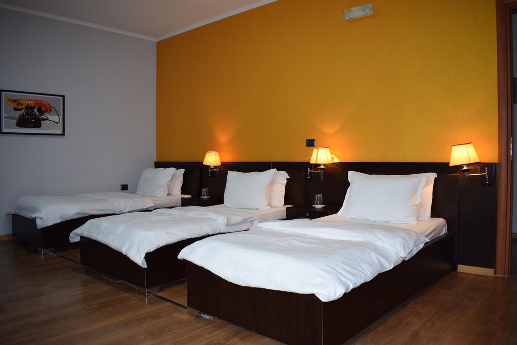 Hotel Eagle Tirana Bagian luar foto