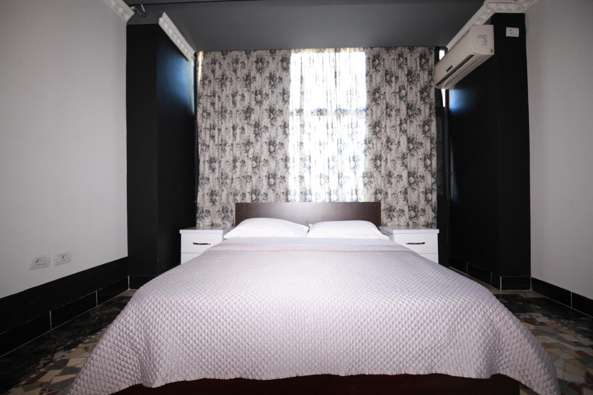 Hotel Eagle Tirana Bagian luar foto